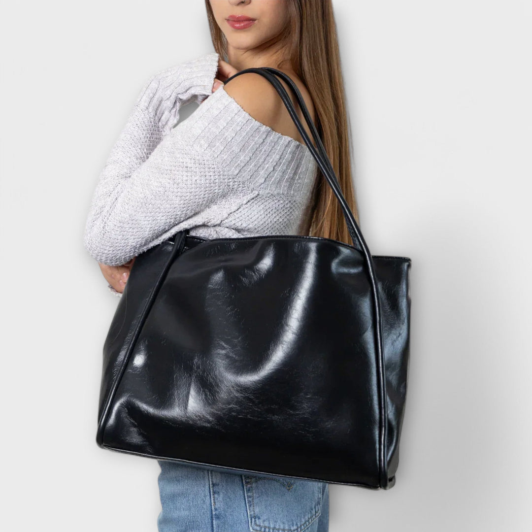 Aurelia Handbag With Timeless Style And Spacious Structured Design