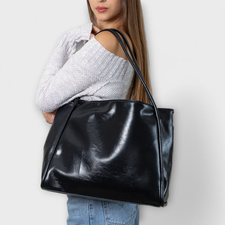 Aurelia Handbag With Timeless Style And Spacious Structured Design